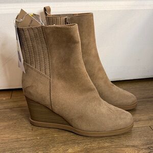Universal Thread Tan Suede Ankle Boots Size 6 Block Heel New With Tags